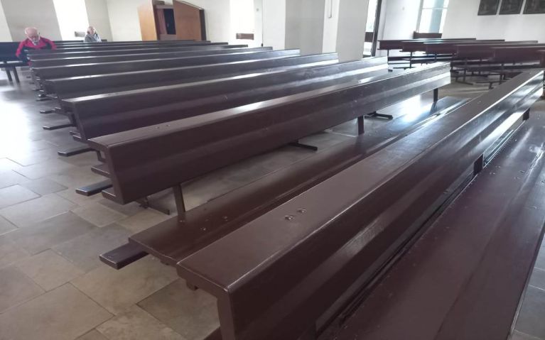 Renowacja ławek i drzwi w kościele